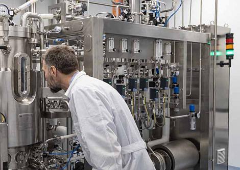 Биофармацевтическая компания Нанолек при участии федерального Фонда развития промышленности ФРП открыла в Кировской области первое отечественное производство вакцины против вируса папилломы человека ВПЧ Производственный процесс организован по полному циклу от получения антигена до готовой лекарственной формы Общий объем инвестиций в проект ВПЧ составит 7 5 млрд рублей Из них 950 млн рублей предоставлены ФРП в виде льготного займа по флагманской программе Проекты развития на приобретение высокотехнологичного оборудования Проект ВПЧ предусматривает строительство двух участков по наработке антигена Мощность первого открытого в Кировской области участка составляет не менее 600 тыс доз вакцин в год К 2027 году с запуском второго участка производственная мощность составит более 3 млн доз вакцин ежегодно Это позволит не только полностью закрыть потребность российской системы здравоохранения в вакцине против ВПЧ но и вывести препарат на международный рынок Разработка и организация производства вакцины против ВПЧ важный шаг к достижению лекарственной независимости и технологического суверенитета России в сфере иммунопрофилактики До настоящего времени для профилактики ВПЧ в стране применялись только зарубежные препараты Промышленный выпуск первой отечественной вакцины Цегардекс открывает перспективы для расширения Национального календаря прививок и ведет к повышению эффективности профилактики онкологических заболеваний Телеграм канал Тезис