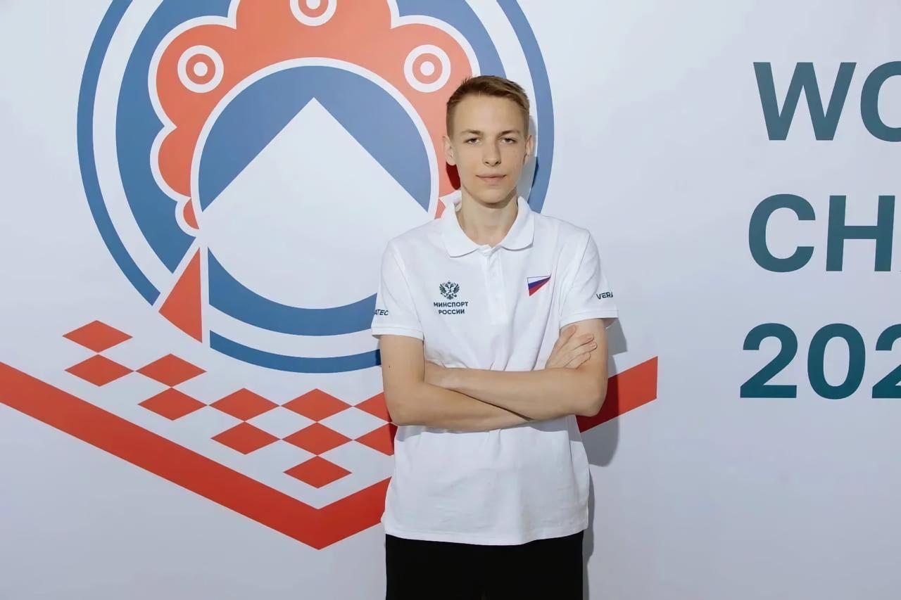 Щёлковский шашист стал гроссмейстером России Приказом Министра спорта Российской Федерации Михаила Дегтярёва шашисту Спортивной школы олимпийского резерва г о Щёлково Ивану Илясову присвоено почётное спортивное звание Гроссмейстер России Ивану всего 20 лет а в мире шашек он с 5 ти Молодой человек является членом сборной России и Московской области по шашкам За его плечами целая коллекция выдающихся побед май 2025 серебро и две бронзы Кубка Мира по шашкам 64 в Ташкенте март 2025 серебряный и бронзовый призёр Первенства России ноябрь 2024 победитель молодёжного чемпионата мира по шашкам 64 в Аланье Также Иван становился неоднократным победителем и призёром Чемпионата ЦФО Чемпионата России и всероссийских турниров Поздравляем Ивана и его тренера Сергея Парфёнова щёлкововлицах