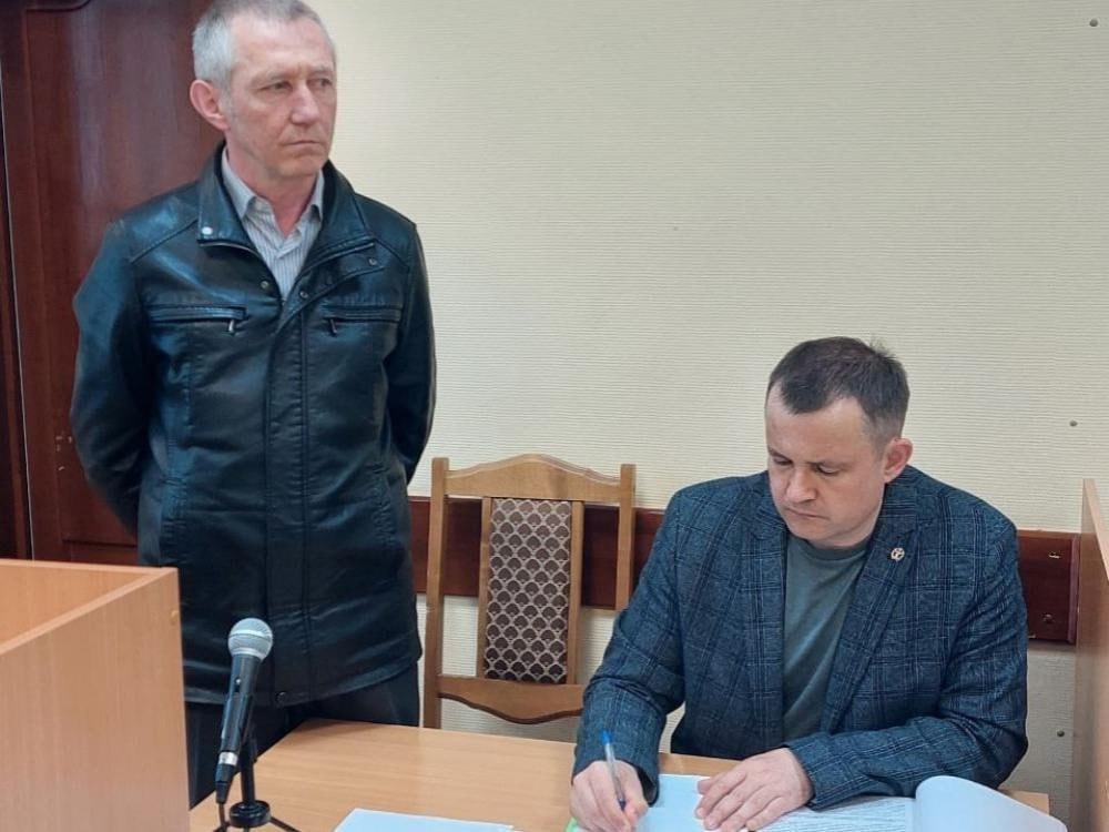 Экс глава Урдомы Якимов получил 2 5 года колонии за развал местного культурного центра Бывший глава МО Урдомское Сергей Якимов признан виновным в злоупотреблении должностным полномочиями повлекшем тяжкие последствия для центра культуры и досуга Отбывать наказание он будет на общем режиме Пресс служба областной прокуратуры сообщает в 2023 году чиновник выписал субсидий на работу учреждения культуры меньше чем требовалось Центру было нужно порядка 12 миллионов рублей но получил КЦ менее 6 млн 700 тысяч рублей В итоге на конец 2023 года у учреждения культуры образовалась задолженность по уплате налогов в размере 714 тысяч рублей по оплате перед поставщиками 549 тысяч рублей 15 работников не получили зарплату в сумме около 2 млн рублей а с 25 октября по 31 декабря 2023 года центр и вовсе прекратил работу В судебном заседании Якимов не признал своей вины Он получил 2 года 6 месяцев общего режима с лишением права занимать должности на муниципальной службе на срок 2 года Фото пресс служба Вилегодского суда