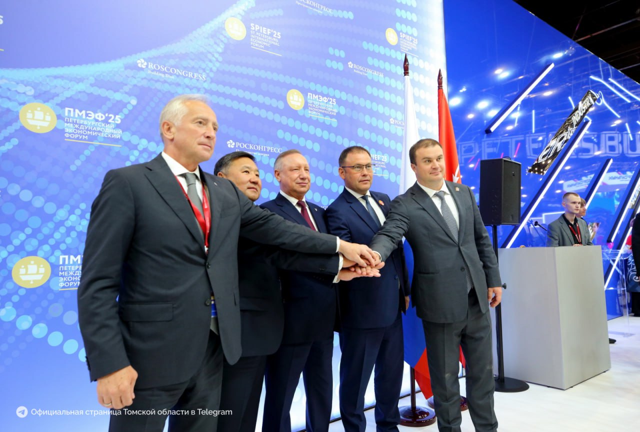 ‼ ‼ ПМЭФ-2025: итоги третьего дня Томская область и СИБУР продлили «дорожную карту» сотрудничества до 2030 года, обеспечив стабильные заказы для региональных поставщиков. В приоритете — автоматизация процессов, беспроводные системы и развитие научно-исследовательских проектов в химической отрасли. Развитие недропользования, инвестдеятельности и научно-технологических проектов обсудили губернатор Владимир Мазур и глава «Газпром нефти» Александр Дюков. В регионе работают добывающие предприятия компании — «Томскнефть» и «Газпромнефть-Восток», реализуются проекты по созданию технологий для разработки трудноизвлекаемых запасов. Томская область и Санкт-Петербург подписали «дорожную карту» сотрудничества в науке, культуре и туризме, а также расширят кооперацию в беспилотной технике, фармацевтике и химии. Регион рассчитывает на обмен опытом по сохранению и использованию объектов наследия и совместную работу в создаваемом кластере электроники и БПЛА. Инвестиционный климат в Томской области улучшился: по итогам года регион прибавил 2,52 балла в Национальном рейтинге, показав рост выше среднего по стране. Сократились сроки ввода объектов в эксплуатацию и кадастрового учета, отмечена эффективность инвесткомитета и улучшение работы институтов поддержки экспорта. Томская область и ГМИИ имени Пушкина договорились о создании рабочей группы для реализации проекта Сибирского филиала музея в здании Общественного собрания 1900 года. Работа группы позволит определить источники финансирования, привлечь меценатов; проектно-сметная документация оценена в 410 млн рублей. Томская область подключится к Единой цифровой платформе Росимущества для централизованного учета и эффективного управления госимуществом. Это позволит вовлекать неиспользуемые объекты в экономику и увеличить неналоговые доходы бюджета. #ПМЭФ_ТомскаяОбласть Подписаться на «Томскую область»