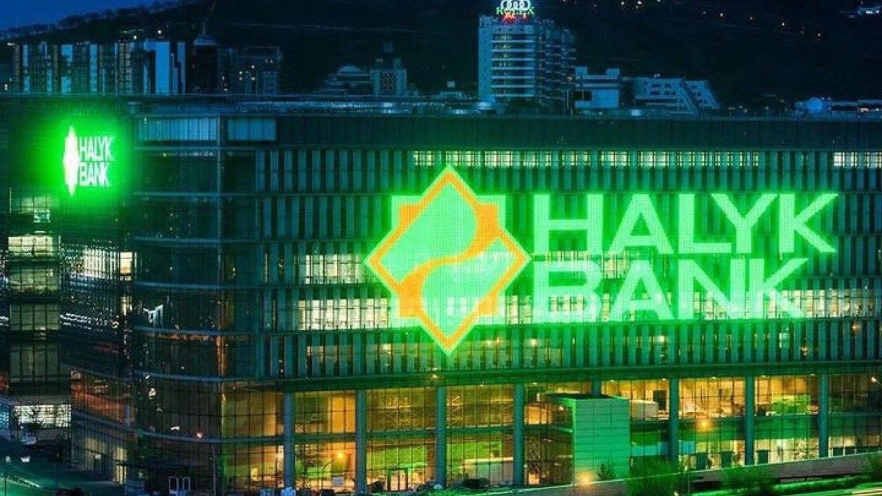 Halyk Bank будет блокировать карты клиентов при подозрении на обход санкций  Пресс-служба подконтрольного семье Кулибаевых Halyk Bank объявила о том, что банк будет в одностороннем порядке прекращать обслуживание клиентов, заподозренных в обходе санкций.  По заявлению финансовой организации, Halyk Bank перестанет сотрудничать с клиентами, в отношении которых есть подозрения  или чьи операции по счетам выглядят сомнительно . В частности, если есть основания полагать, что клиент занимается отмыванием денег или финансирует терроризм, а также если транзакции часто отклоняют или не могут завершить.  Ещё один повод для одностороннего отказа в обслуживании карт Halyk Bank — наличие санкций в отношении клиента или аффилированных с ним лиц, а также подозрение на обход международных санкций. Также карты будут закрывать клиентам, которые работали как юрлица и ликвидируются, и закрываемым ИП.  «Могут быть другие обстоятельства, указанные во внутренних документах банка, касающихся борьбы с отмыванием денег и финансированием терроризма, которые могут привести к прекращению обслуживания», — сообщает Halyk Bank, не уточняя, какие внутренние документы подразумеваются.  В начале июля мы сообщали, что предприниматели Северо-Казахстанской области опасаются попасть под вторичные санкции из-за торговли с Россией.  • Фото: Halyk Bank.