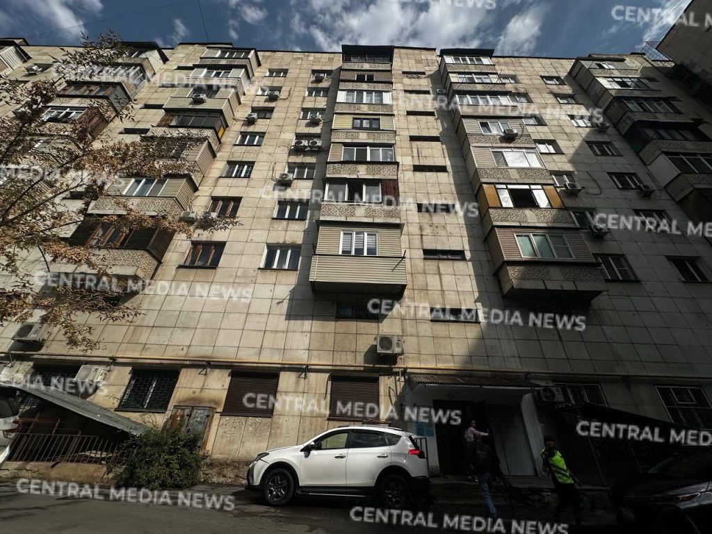 Они даже не кричали: подробности гибели школьниц, упавших с крыши в Алматы  Две девочки погибли утром 16 сентября в Алматы при падении с крыши девятиэтажного дома.   Корреспондент CMN.KZ побывал на месте происшествия и поговорил с местными жителями, которые обнаружили тела детей