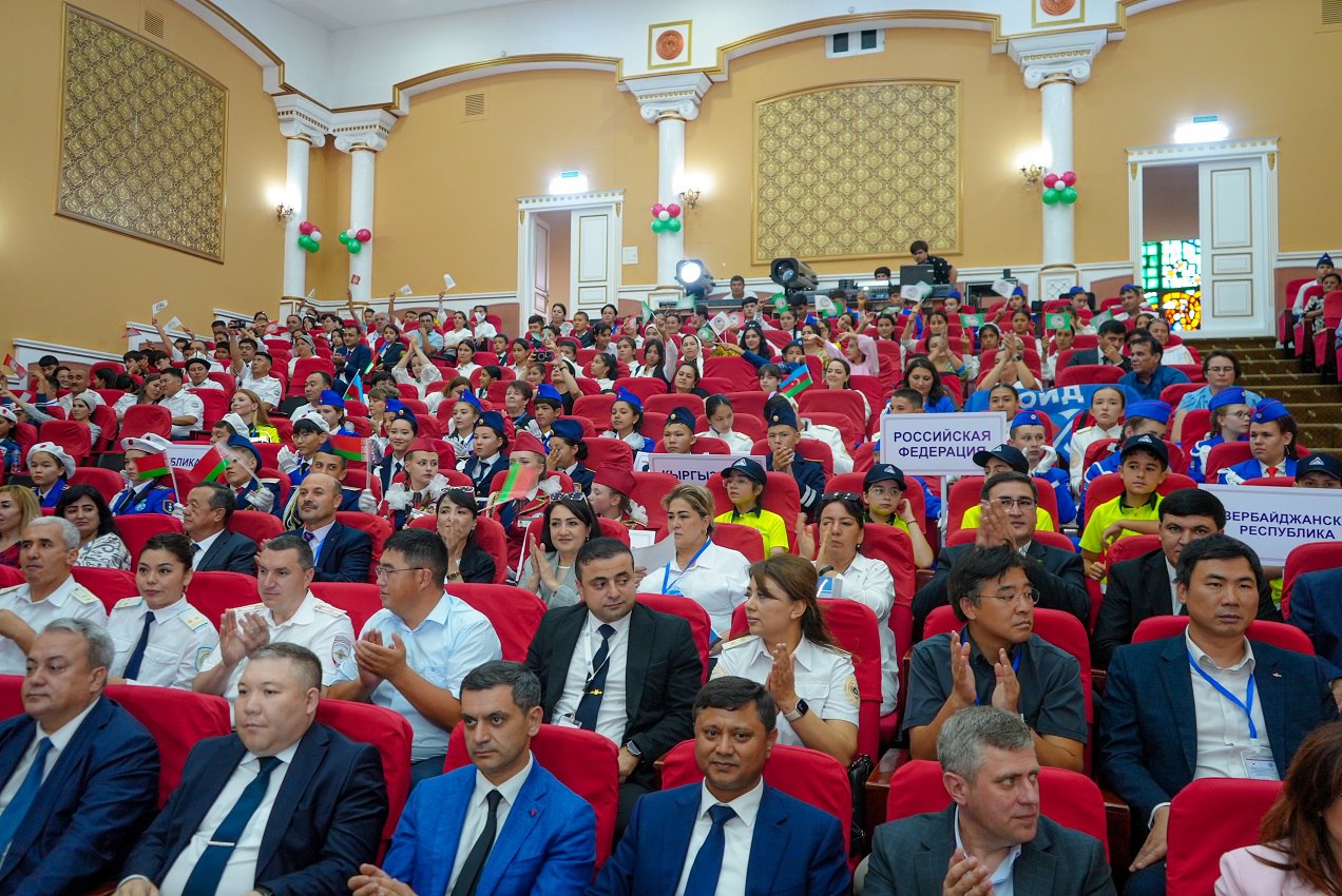 И еще несколько кадров из Таджикистана, где в эти дни проходит Межгосударственный слет ЮИД, объединивший представителей 7 стран Содружества Независимых Государств   В рамках культурной программы для участников слета пройдут мероприятия, призванные отразить атмосферу дружбы, мира и взаимопонимания, где будут представлены обычаи, традиции и культурные особенности народов стран СНГ.  Деловая программа мероприятия уже началась.   Для представителей правоохранительных органов стран СНГ, в чью компетенцию входят вопросы обеспечения безопасности дорожного движения, состоялась межгосударственная научно-практическая конференция по вопросам формирования у детей знаний и практических навыков безопасного участия в дорожном движении.    Опыт Российской Федерации по профилактике детского дорожного-транспортного травматизма как элемента государственно политики представила заместитель начальника Научного центра БДД МВД России Анна Прохорова.    Представители Белоруссии, Азербайджана, Казахстана, Киргизии, Узбекистана и Таджикистана также рассказали о собственных наработках в этой сфере.    Мероприятие продлится до 20 июля. Имена победителей станут известны на торжественной церемонии закрытия Межгосударственного слета ЮИД.