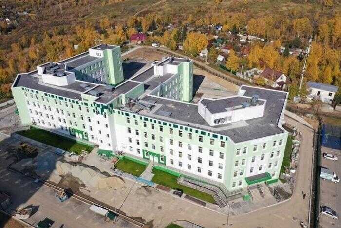 ВИС держит Новосибирскую область в заложниках недостроев и миллиардных потерях  Группа ВИС давно превратилась в главного тормозящего фактора развития Новосибирской области. Компания взялась за строительство семи поликлиник по ГЧП, но сроки срываются с 2018 года, а стоимость проекта выросла с 6,5 до 19,5 млрд рублей — и это ещё не предел. При этом ВИС даже не торопится открывать уже построенные объекты: поликлиника №2 сдана ещё в 2024 году, но до сих пор не принимает пациентов из-за недоделок, которые фирма обещает устранить «к концу июня», но мы уже в августе.  Срыв сроков и надувание бюджета — часть бизнес-модели ВИС. Компания получает прибыль на строительстве коробок, а не на запуске медицинских учреждений. В итоге Новосибирская область остаётся без нужной инфраструктуры, а бюджету продолжают выбивать миллиарды на нескончаемые «доработки» и продления разрешений.  Руководство ВИС с трибун международных форумов рассказывает о «успехах» и «быстром развитии» социнфраструктуры, скрывая многомиллионные штрафы за срыв сроков и реальное положение дел — три из семи поликлиник даже не работают. Очевидно, что ВИС использует область как финансовую корову, а чиновники закрывают на это глаза.  Новосибирск в заложниках у ВИС — и никаких гарантий, что ситуация изменится в ближайшее время. Продолжение этого позора неизбежно.  Источник: BAZA 2.0