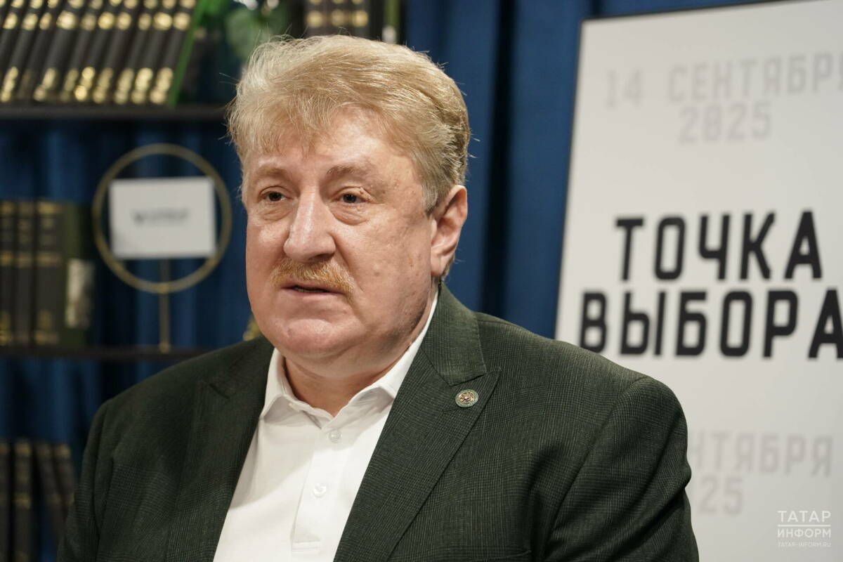 Однодневное голосование в Татарстане: решение ЦИК Андрей Кондратьев, председатель ЦИК, объяснил, что в Татарстане выборы пройдут в течение одного дня из-за отсутствия запросов на многодневное голосование от общественных субъектов и критики многодневного и электронного голосования от некоторых политических партий. Кондратьев указал, что многодневное голосование организуется только при наличии соответствующего общественного запроса. Он также напомнил, что такой формат был активно использован во время пандемии Covid-19. В текущем году дистанционное электронное голосование запланировано только в 23 регионах России, при этом Татарстан готов к такому формату. Однако Кондратьев подчеркнул важность надежности и доступности интернета в день голосования, чтобы избежать потери голосов избирателей.