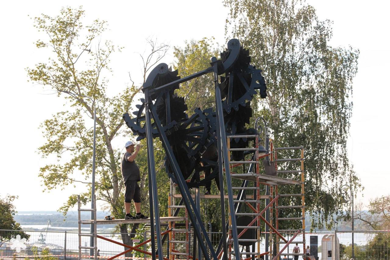 В Нижнем Новгороде теперь будет вечный двигатель! В Крутом переулке, в сквере рядом с Успенской церковью и палатами Олисова, устанавливают новый арт-объект, посвященный Ивану Кулибину. Место выбрано не случайно: именно здесь до 1813 года находилась усадьба изобретателя. Автор проекта - Кирилл Александров - переосмыслил новаторские чертежи знаменитого механика. Механизм будет интерактивным — каждый сможет потянуть за рычаг маятника и поменять облик арт-объекта.