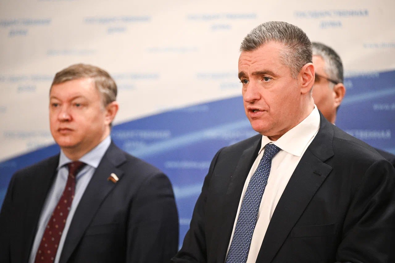 Запретить овербукинг  «Овербукинг» - это ситуация, когда количество проданных билетов превышает число посадочных мест на борту. На подобный шаг авиаперевозчики идут сознательно в погоне за прибылью. Они рассчитывают на то, что какие-то пассажиры опоздают или не явятся в аэропорт. В случаях, когда все обладатели билетов приходят на посадку, части предлагают компенсацию или перелет другим рейсом.   Примечательно, что законодательством понятие «овербукинг» не закреплено. Продажа авиабилетов в количестве, превышающем число мест на борту, официально не предусмотрена, но тем не менее регулярно происходит. Мы хотим прекратить эту порочную практику, которая негативным образом сказывается на пассажирах: сорванные планы, испорченное настроение, дополнительные расходы – все это последствия овербукинга. «Наш законопроект предлагает запретить овербукинг — количество проданных билетов должно четко соответствовать числу посадочных мест в самолетах. И никак иначе! Тем самым пассажиры получат предсказуемость своих перелетов. В то время как авиакомпании для выживания на рынке будут больше задумываться о качестве своего сервиса, вместо того чтобы манипулировать с бронированием»,  - заявил Лидер ЛДПР Леонид Слуцкий.    2 июня 2025 года законопроект внесен на рассмотрение Государственной Думы.