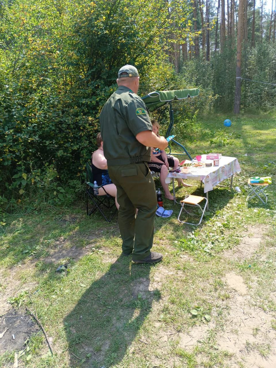 Лесная охрана Подмосковья провела более 1 400 патрулирований за неделю За период с 21 по 27 июля лесная охрана Комитета лесного хозяйства Московской области совместно с сотрудниками полиции, МЧС и другими ведомствами выходила в рейды для контроля соблюдения лесного законодательства на территории подмосковного лесного фонда. Мероприятия были проведены в основном на лесных участках, максимально приближённых к населенным пунктам, садовым товариществам и там, где любят отдыхать местные жители и гости региона. «За неделю было проведено 1407 патрулирований земель лесного фонда. Зафиксировано 35 нарушение лесного законодательства, и по ним составлено 24 протокола об административных правонарушениях. Большая часть: 18 нарушений — по статье 8.32 КоАП РФ «Нарушение правил пожарной безопасности в лесах», — рассказал председатель Комитета лесного хозяйства Московской области Алексей Ларькин. Самые активные лесничества: Шатурский филиал – 159 патрулирований Дмитровский – 130 Истринский – 129 Ступинский – 111 Виноградовский – 88 Штрафы за нарушения: Физические лица – до 60 000 ₽ Должностные лица – до 110 000 ₽ Юридические лица – до 2 000 000 ₽ Уголовная ответственность – до 10 лет лишения свободы за поджог, приведший к пожару Важно помнить: соблюдать требования пожарной безопасности; при обнаружении лесного пожара немедленно сообщать по единому номеру экстренных служб «112»; принимать посильные меры по тушению пожара до прибытия пожарных подразделений; незамедлительно уведомлять органы государственной власти или местного самоуправления о фактах поджогов или захламления лесов.