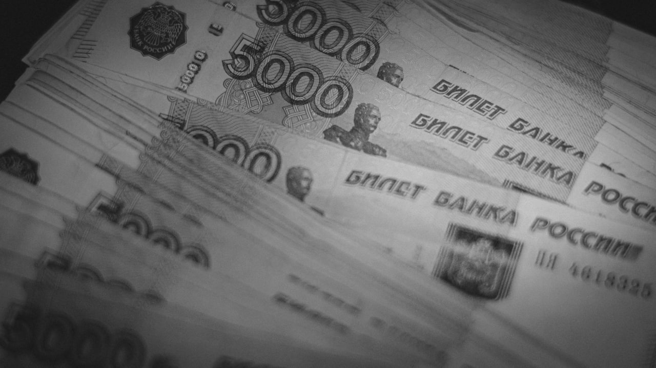 В Салавате осудили бывшую директрису кадетской школы 2 Суд доказал что она забирала себе деньги из фонда оплаты труда предназначенные учителям для надбавок и премий Деньги ей перечисляли на карту Также она похитила средства выделенные на обслуживание гардероба и уборку территории Вину бывший директор не признали Женщину приговорили к 4 годам колонии общего режима Дополнительно ей запретили на 3 года занимать руководящие должности в сфере образования С неё взыскали материальный ущерб в пользу учителей более 71 тыс руб и города более 400 тыс руб После оглашения приговора её взяли под стражу в зале суда Приговор ещё не вступил в силу