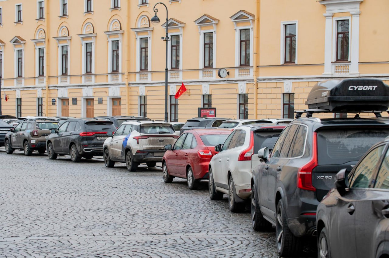 "Автостат": лучшее соотношение цен на авто и зарплат в России было в 2013 году В тот год для покупки нового автомобиля требовалось в среднем 30 зарплат, при средней зарплате 29,8 тыс. рублей и средней цене автомобиля 907 тыс. рублей. В 2013 году 82% проданных новых легковых автомобилей были иномарками, средняя стоимость которых превышала 1 млн рублей. Для их покупки требовалось около 34 зарплат. В 2024 году для покупки новой иномарки в основном китайской требовалось в среднем 44 зарплаты, что почти в полтора раза больше, чем в 2013 году. Средняя зарплата по данным Росстата составила 87,952 рубля. Автор фото: Ермохин Сергей/"ДП"