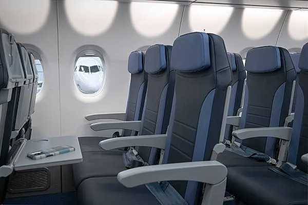 Антон Алиханов российский салон на Superjet 100 лучше зарубежного Российский салон который уже установлен на полностью импортозамещенном самолете Superjet 100 лучше зарубежного который поставлялся на предыдущую модель борта заявил глава Минпромторга РФ Антон Алиханов Об этом сообщает Прайм На одной из машин в Жуковском недавно закончился монтаж внутреннего салона Это панели салона кресла пассажиров бортпроводников внутрисалонное оборудование система кондиционирования освещения и прочее Получилось лучше салона который поставлялся на предыдущий Superjet зарубежными компаниями сказал министр aviaru net n295304 Оставайся в информационном потоке подпишись на наш канал в MAX