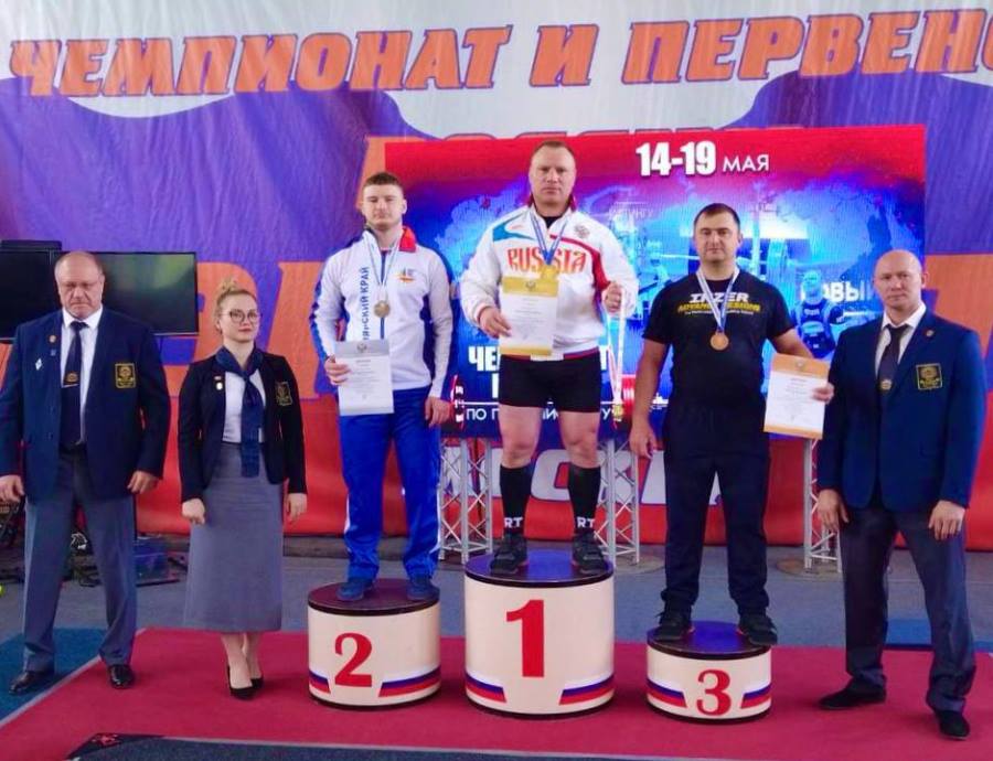 Кузбассовцы установили три рекорда России на чемпионате страны по пауэрлифтингу В Москве завершился чемпионат России по пауэрлифтингу в дисциплине троеборье. Участие принимали 120 атлетов из 40 регионов страны. По итогам соревнований кузбасские спортсмены завоевали награды, а также установили три рекорда страны. «Наши земляки Дмитрий Инзаркин, Надежда Синдикас и Ольга Филатова совершили настоящий прорыв! Все трое рекордсменов взяли золотые медали чемпионата. При этом женская сборная команда Кузбасса завоевала первое общекомандное место соревнований. Это не просто победа — это история! Гордимся нашими земляками и желаем новых достижений! Вы — настоящий пример силы и упорства для всей Кузбасской земли!» — сказал губернатор Кузбасса Илья Середюк.