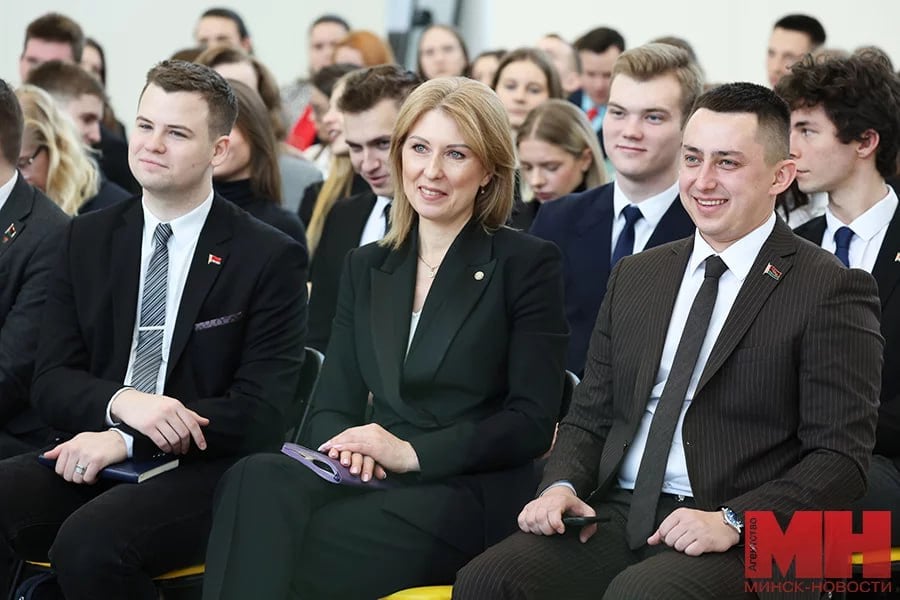 Владимир Кухарев встретился с Молодежными советами при администрациях районов.  Их представители выступили с небольшими докладами, рассказали о планах по дальнейшей деятельности. Сейчас ребята готовят новые проекты.  Члены Молодежных советов встречаются с людьми, видят многие проблемы и имеют свой особый взгляд на вещи. Вместе мы найдем решение трудных вопросов, отметил председатель Мингорисполкома.  «Минск-Новости» MINSKNEWS.BY Telegram Viber FB  VK Inst TikTok  YouTube