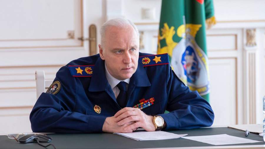 Председатель Следственного комитета России Александр Бастрыкин вмешался в расследование уголовного дела об избиении инвалида в Сальске, который позже скончался в больнице.   Случилось это ещё в августе 2024 года: 15-летний парень избил 23-летнего инвалида первой группы в Сальске. Несмотря на травмы, молодой человек смог дойти до дома, но спустя пять дней скончался в больнице от полученных травм.  Родители погибшего верят рассказу сына и считают, что виноват подросток. Тем не менее, мать фигуранта утверждает, что его пытаются обвинить в том, чего он не совершал. Кроме того, женщина заявила, что умерший юноша якобы первый налетел на несовершеннолетнего, а тот его ударил в ответ, но незначительно.  В информационный центр СК России вновь обратилась сестра погибшего инвалида с жалобой на то, что фигурант до сих пор не был привлечен к ответственности. В связи с этим Алексендр Бастрыкин поручил руководителю СУ СК России по Ростовской области Аслану Хуаде доложить о причинах допущенной по уголовному делу волокиты и принять меры по завершению расследования в кратчайшие сроки.    Подписаться   Прислать нам новость