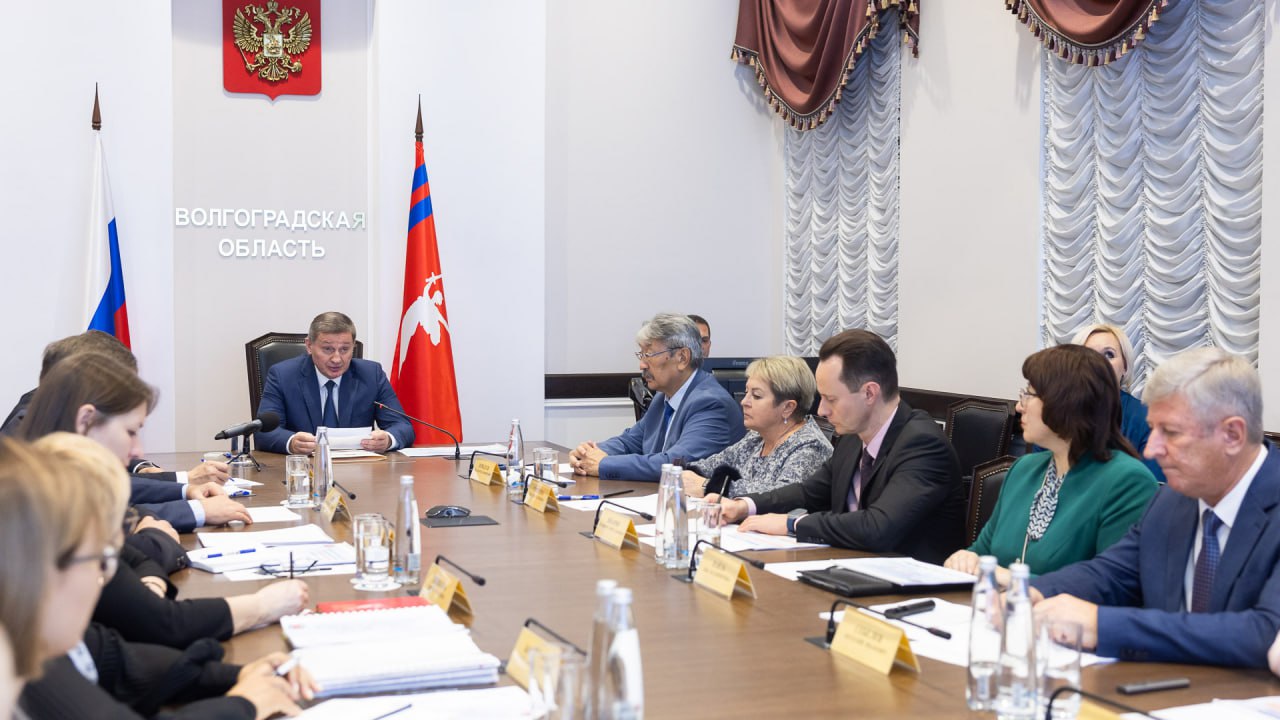 Губернатор Волгоградской области Андрей Бочаров провел совещание по вопросам здравоохранения Волгоградской области В обсуждении принимали участие руководители финансово экономического блока администрации региона председатель комитета Волгоградской областной Думы по здравоохранению и охране общественного здоровья Наталья Семёнова ректор ВолгГМУ заместитель председателя профильного парламентского комитета Владимир Шкарин представители медицинского сообщества Несмотря на определенные сложности текущего периода в Волгоградской области продолжается поэтапная работа по созданию современной системы оказания медицинской помощи жителям региона Реализация масштабных планов модернизации региональной системы здравоохранения требует постоянного внимания и участия руководителей органов власти местного самоуправления профессионального сообщества и непосредственно самих жителей В целом реализация запланированных мероприятий проходит в соответствии с графиками По отдельным объектам в связи с корректировкой технического задания вносятся изменения в проектную документацию и планы графики проведения работ Подписаться