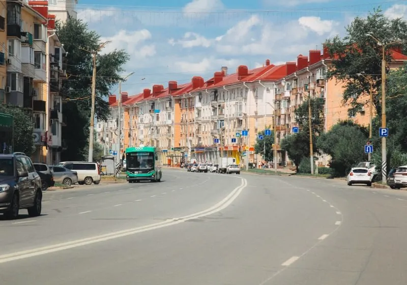 Стало известно на каких маршрутах будут работать автобусы гармошки Город рассчитывает получить федеральную субсидию в рамках нацпроекта Инфраструктура для жизни Если заявку одобрят в 2027 году парк пополнится 25 автобусами из которых 24 гармошки вместимостью до 150 человек Как сообщил мэр Сергей Шелест технику планируют направить по маршрутам 24 и 110 связывающие Левобережье и Нефтяники с железнодорожным вокзалом Все автобусы будут экологичными на газе с низким полом и современными системами безопасности БК55 в MAX