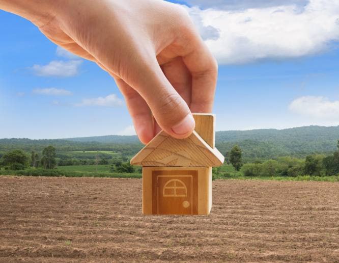 Псковский городской суд рассмотрит новое дело в отношении Александра Грацкого На 10 часов 10 февраля 2026 года назначено судебное заседание по уголовному делу в отношении бывшего начальника Управления городского хозяйства УГХ администрации города Пскова Ему инкриминируется получение взятки в особо крупном размере По версии следствия осенью 2023 года Грацкий занимая ключевую должность начальника УГХ использовал свое служебное положение для личного обогащения Обвинение утверждает что он получил от представителя коммерческой организации действовавшего в интересах возглавляемого им юридического лица взятку в виде земельного участка Речь идет о земельном участке расположенном в деревне Большая Гоголевка Псковского района рыночная стоимость которого оценивается в 1 5 миллиона рублей Для сокрытия факта получения взятки и легализации незаконного приобретения он по данным следствия оформил договор уступки прав аренды на свою мать Подписывайтесь на канал МК в Пскове