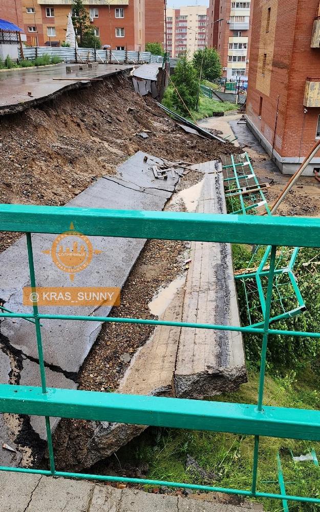 Подпорная стена обрушилась в красноярском Солнечном Рано утром 26 июня в красноярском микрорайоне Солнечный рухнула подпорная стена на улице 60 лет образования СССР между домами № 56 и № 58. Об этом сообщили местные жители в соцсетях. Предположительно, обильные осадки последних дней сделали грунт мокрым и тяжелым, стенка не выдержала давления и обвалилась. Сообщается, что пострадавших нет. По данным мэрии, эта подпорная стенка была признана аварийной в мае 2025 года. Там ввели режим угрозы ЧС и в целях безопасности проезд к ней был ограничен, территорию огородили. Обрушение конструкции произошло в периметре ограждения. Фото: Наш мкр. Солнечный Newslab