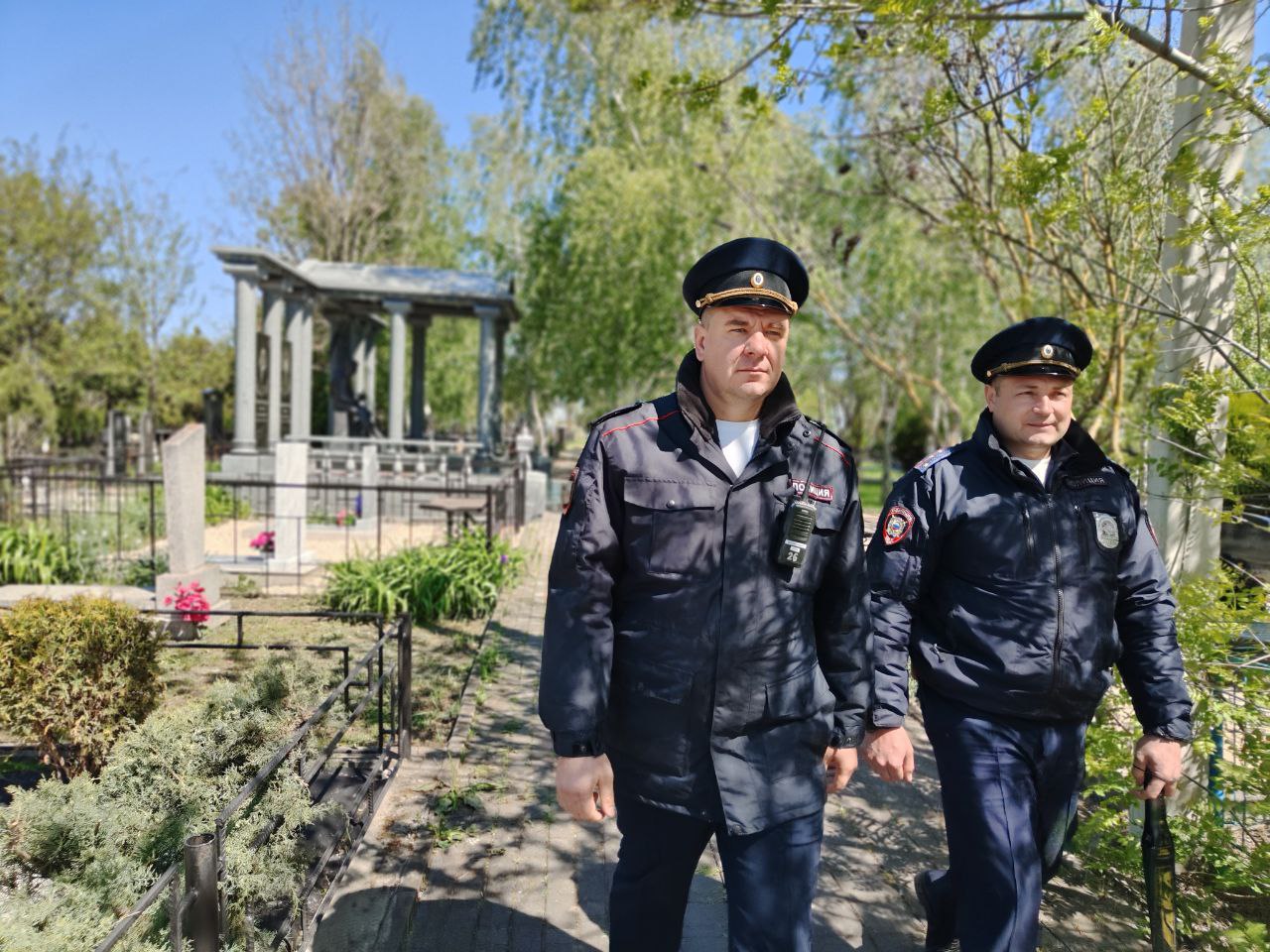 Полицейские Анапы на время Радоницы заступили на охрану общественного порядка Правоохранители обеспечивают безопасность посетителей кладбищ, расположенных на территории города-курорта, обеспечивают охрану общественного порядка при проведении поминальных мероприятий. Особое внимание сегодня уделено и транспортной безопасности.  #АнапаСегодня  #НовостиАнапыСегодня #НовостиАнапы #АнапаНовости #СегодняВАнапе #АнапаМедиа #СвежиеНовостиАнапы #АктуальныеНовостиАнапы