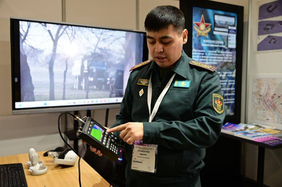 Подразделение по развитию ИИ создали в Минобороны Казахстана   В его задачи входят: анализ больших данных, автоматизация процессов управления, моделирование оперативных сценариев, ускорение принятия решений в военной обстановке с помощью нейросетей.   Министр обороны Даурен Косанов подчеркнул, что интеграция ИИ — часть цифровой трансформации армии и шаг к модернизации в соответствии с мировыми тенденциями.  Подразделение будет сотрудничать с казахстанскими и международными научными центрами, вузами и IT-компаниями, а также займется подготовкой офицеров и специалистов по цифровым технологиям.  Фото: МО РК    #kursiv_news