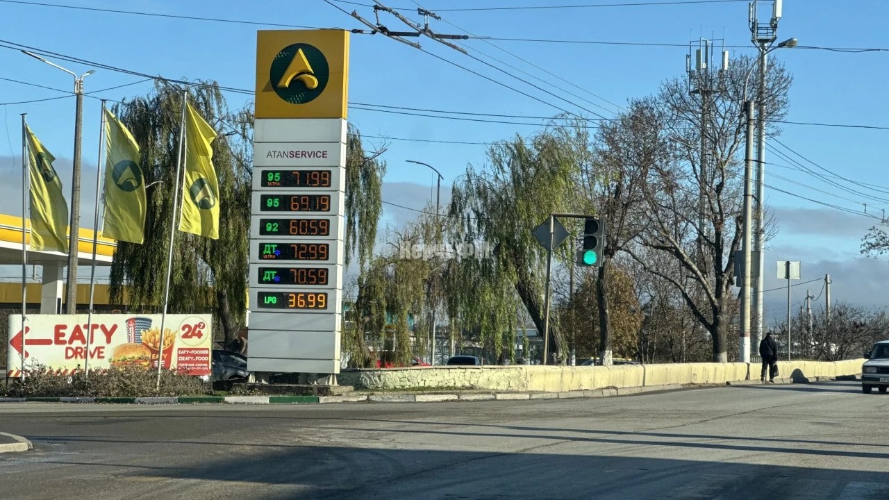 Цена на топливо в Керчи снова выросла  В Керчи цена на топливо продолжает расти. За неделю водители вновь ощутили подорожание, - передает КерчьФМ.  На 29 ноября А95 ультра - было 71,59 руб - на 6 декабря стало 71,99 руб.   АИ95 - было 68,99 - стало 69,19 руб АИ92 -  было 59,99 руб - стало 60,59 руб ДТ ультра -  было 72,99 руб -  цена не изменилась ДТ - было 70,49 -  стало 70,59 руб Газ - было 36,99 - цена не изменилась  Цены выросли от 0,10 до 0,60 коп  По прежней цене остался только газ и ДТ ультра... подробнее