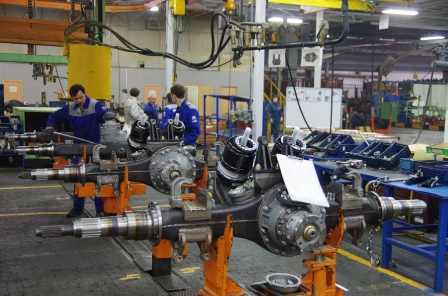 Производственные подразделения КАМАЗа вернулись к пятидневной рабочей неделе Как сообщалось ранее по результатам заседания финкомитета на котором рассматривались вопросы обеспеченности производства заказами и график работы на ноябрь генеральный директор ПАО КАМАЗ Сергей Когогин принял решение об отмене приказа о неполной рабочей неделе с 10 ноября Решение о графике работы КАМАЗа в декабре в конце ноября примет финкомитет предприятия после оценки перспектив загрузки производства По предварительному прогнозу компания планирует работать в режиме полной рабочей недели и в декабре КАМАЗ в конце июля 2025 года сообщил о переходе подразделений у которых нет полной загрузки на четырехдневную рабочую неделю Подробнее