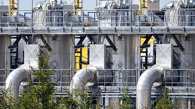 Евросоюз в марте закупил у России трубопроводного газа на 340 миллионов евро, что стало минимальным импортом с 1999 года. По информации ведомства, ЕС в марте импортировал российский трубопроводный газ на сумму в 339,8 миллиона евро, что на 42% меньше, чем месяцем ранее. Лидерами по закупкам стали Венгрия 248 млн евро и Греция 67 млн евро . Италия же впервые с 2008 года напрямую не закупила российский трубопроводный газ, пишет ТАСС. При этом поставки сжиженного природного газа в марте остались на уровне 830 миллионов евро. Таким образом, общая доля России в общих европейских закупках газа сократилась до 13,1% с 18,4% месяцем ранее. В целом ЕС закупил в марте газ из России на 1,17 миллиарда евро. Напомним, что ЕС поставил перед собой цель прекратить закупки российского природного газа к 2027 году. Многие страны пошли по этому пути: в 2023-м только 8% трубопроводного газа, импортированного в ЕС, поступило из России.