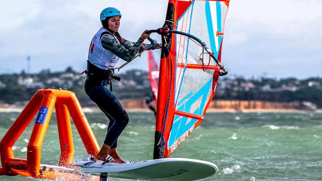 Россиянка Стопченко завоевала серебро на юниорском ЧМ по парусному спорту По итогам семи гонок в классе IQFoil доска с треугольным парусом на мачте и подводным крылом Таисия уступила лишь итальянке Медеа Фальчиони 14 российских спортсменов выступали на юниорском чемпионате мира в нейтральном статусе news matchtv Word Sailing