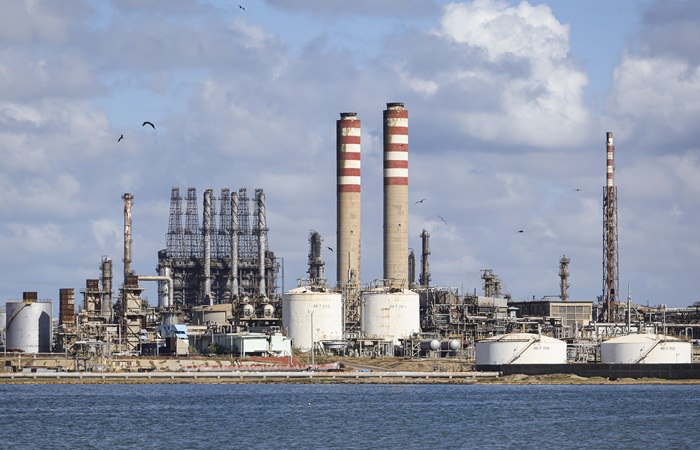 Управление по контролю за иностранными активами Минфина США OFAC выдало Венесуэле генеральные лицензии разрешающие поставку товаров и услуг а также определенные операции связанные с добычей нефти и газа Лицензия позволяет американским компаниям разведывать разрабатывать и добывать нефть и природный газ в Венесуэле Разрешены операции включающие обработку платежей организацию перевозок и логистических услуг включая фрахтование судов получение морской страховки и покрытия расходов на защиту и возмещение убытков а также организацию портовых и терминальных услуг Фото picture alliance через Getty Images interfaxonline