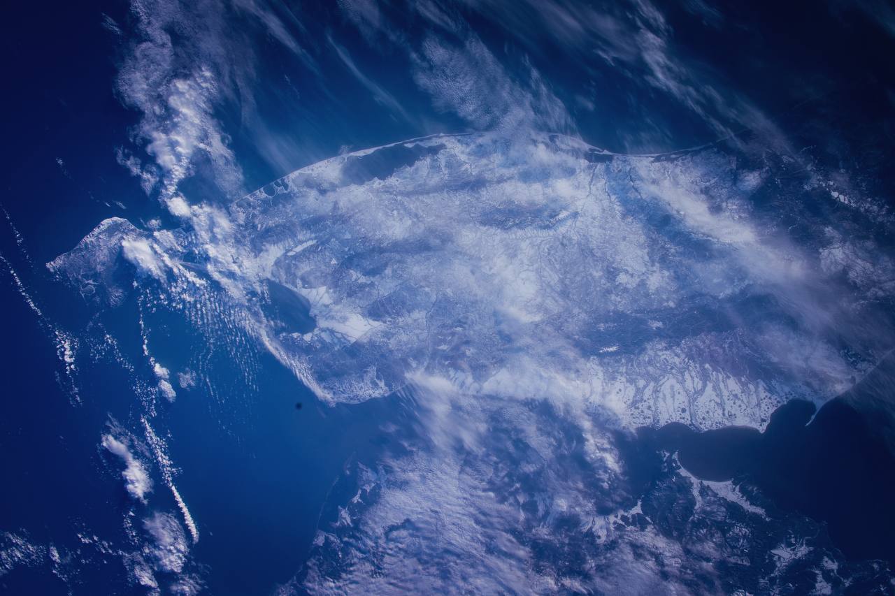 Космонавт показал Сахалин с международной космической станции На кадре запечатлен крупнейший остров России протянувшийся почти на тысячу километров вдоль Татарского пролива Уникальным снимком поделился российский космонавт Антон Шкаплеров По его словам с высоты орбиты остров напоминает изумруд окруженный водами Охотского и Японского морей Четко видны заснеженные горные хребты живописные бухты и равнины где встречаются три стихии ветер море и горы Сахалин это край мореплавателей рыбаков и путешественников место где каждый рассвет встречает солнце раньше чем почти везде в стране   Спасибо всем кто просил показать этот удивительный уголок России написал anton astrey А вам какой драгоценный камень напоминает наш остров   Подписаться на нас Telegram I MAX Прислать нам новость Sakhonlinebot