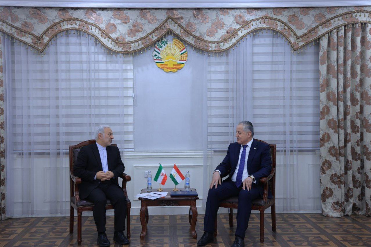 Таджикистан и Иран укрепляют дружественные связи Сироджиддин Мухриддин и Вахид Джалолзода обсудили перспективы развития отношений между странами в сфере экономики культуры и консульства Глава МИД РТ и замглавы министерства ИРИ отметили готовность к углублению связей сообщает таджикская структура Читать SputnikТj в MAX