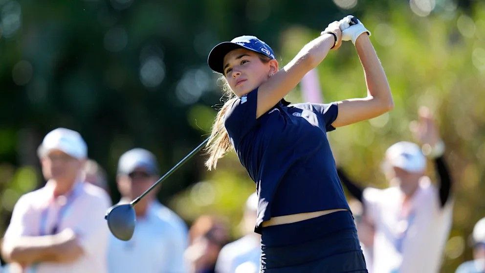 Внучка Трампа заняла последнее место на своём первом соревновании по гольфу Дебют внучки Дональда Трампа в гольфе оказался крайне неудачным в первый день женского турнира The Annika во Флориде 18 летняя Кай Трамп заняла последнее 461 е место Я была определённо более нервной чем ожидала Но я считаю что сделала много хороших ударов просто многие из них приземлились не там где нужно Так как это был мой первый турнир LPGA Турнир Ассоциации Женских Профессиональных Гольфистов теперь я примерно понимаю как всё проходит Перед стартом Кай просила советы её наставниками стали как дедушка президент США Дональд Трамп так и гольф звезда Тайгер Вудс Они рекомендовали ей просто получать удовольствие от игры и не нервничать Кай Трамп дочь Дональда Трампа младшего и Ванессы Трамп Пара развелась в 2018 году теперь Ванесса Трамп состоит в отношениях с Тайгером Вудсом BILD Russian