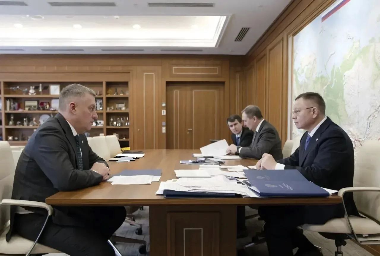 Глава Минстроя России Ирек Файзуллин провел рабочую встречу с Губернатором Иркутской области Игорем Кобзевым Обсудили комплекс вопросов касающихся модернизации коммунальной инфраструктуры региона ликвидации последствий коммунальной аварии и обеспечения надежного теплоснабжения жителей во время прохождения осенне зимнего периода Во встрече также принял участие замминистра строительства и ЖКХ РФ Алексей Ересько Одной из ключевых тем стала ситуация в городе Бодайбо где произошла коммунальная авария Губернатор сообщил что в настоящее время теплоснабжение восстановлено в 106 жилых домах Это 42 многоквартирных дома 48 домов блокированной застройки и 16 индивидуальных домов Также подключены СОШ 3 специальная коррекционная школа На повестке вопросы обновления обеспечивающей инфраструктуры в Иркутской области в том числе в рамках федерального проекта Модернизация коммунальной инфраструктуры в составе нацпроекта Инфраструктура для жизни В 2025 году благодаря федеральному проекту построены магистральные водопроводные сети в селе Пивовариха Иркутского муниципального округа проведен капремонт магистрального водопровода от контррезервуаров до п Усть Ордынский В текущем году запланирована реализация 5 коммунальных объектов в регионе включая коллектор в г Саянске водопровод в г Черемхово Уделили внимание модернизации котельной 1 Иркутского авиационного завода Губернатор региона сообщил что объект 1943 года постройки испытывает дефицит тепловой мощности Между тем микрорайон Иркутск 2 активно застраивается ввод новых многоквартирных домов и планируемое строительство социальных объектов невозможны без подключения к этой котельной которая сегодня остается источником теплоснабжения для 57 тысяч жителей Рассмотрели реализацию программы капитального ремонта домов которая включает в себя в том числе замену лифтового оборудования Программа действует с 2014 года К 1 января 2026 года заменены 1 918 лифтов в 1 901 доме до 2030 года необходимо заменить еще 131 лифт Остановились на вопросах благоустройства общественных пространств В рамках федерального проекта Формирование комфортной городской среды в 2026 году в Иркутской области планируется благоустроить 91 общественную территорию Минстрой России в MAX