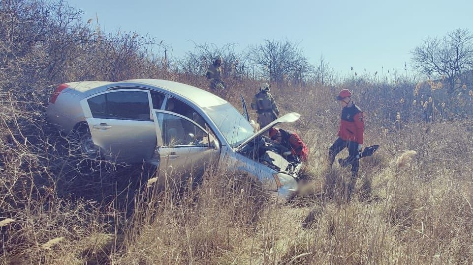 ‼  В ДТП с двумя легковушками в Феодосии пострадали два человека  В результате аварии одна из машин улетела в кювет, рассказали в пресс-службе МЧС Крыма. Два пассажира были переданы сотрудникам скорой помощи.