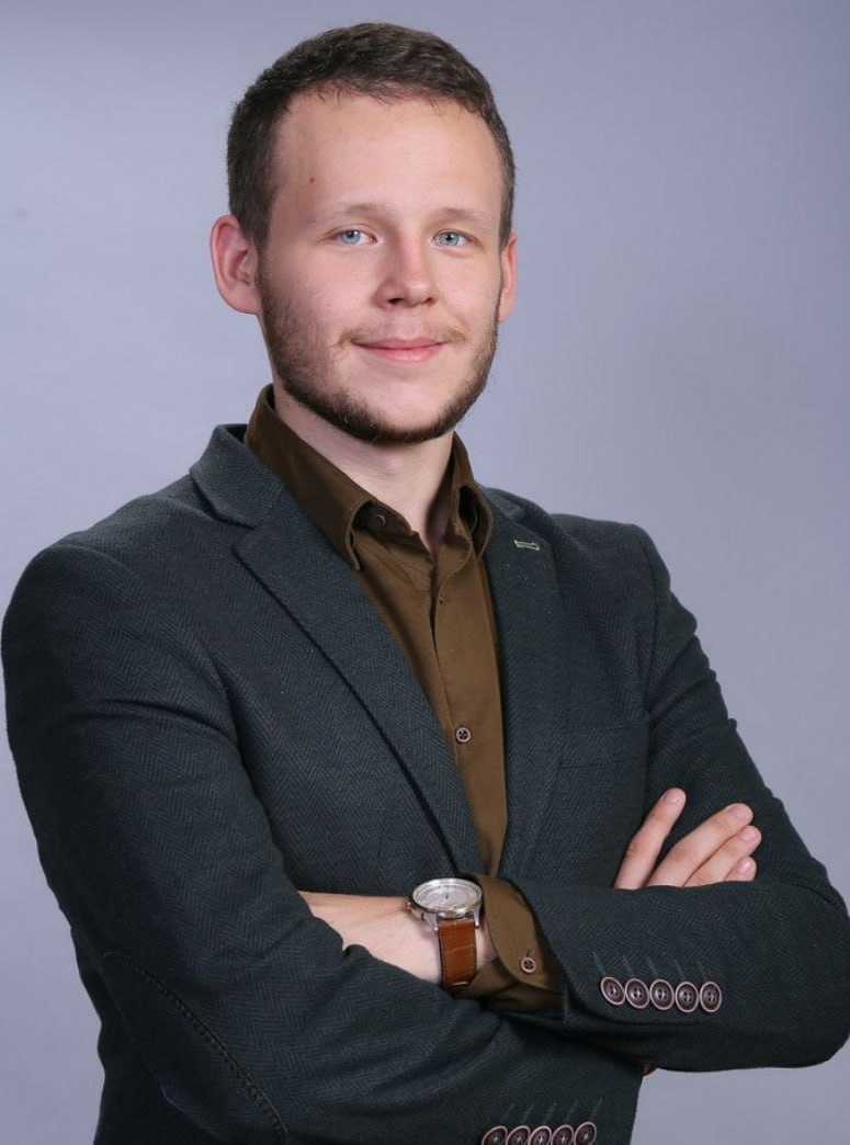Уличённый в интимных связях со школьницей учитель снимал порно с её участием прямо в классе Учитель истории которого весной этого года заподозрили в совращении 16 летней девушки запирался с ней в одном из классов в школе на улице Пестеля и делал фото и видео обнажённой ученицы Мужчина снимал порно не менее четырёх раз 33 летний преподаватель сидит в СИЗО с весны тогда он был арестован за развратные действия Сейчас следствие изучило телефон обвиняемого в нём нашли те самые снимки Дополнительно возбуждено дело об использовании несовершеннолетнего в целях изготовления порно В апреле школьница сама рассказала обо всём учительнице русского языка которая сообщила это руководству школы и матери подростка Вскоре выяснилось что учитель приставал ещё к одной ученице nocommentsrussia1703
