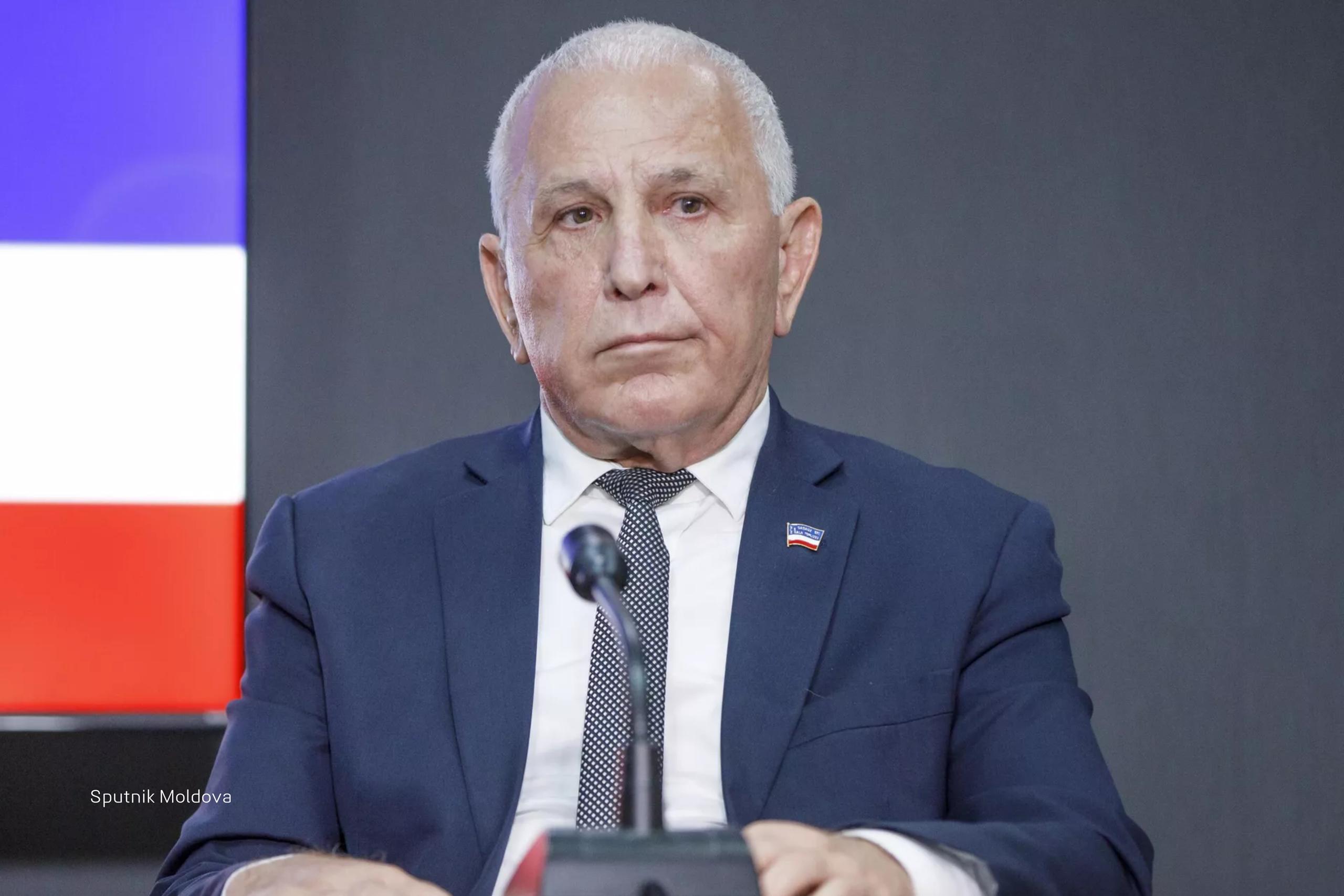 IPN со ссылкой на источники в спецслужбах сообщает что неизвестно где находится Дмитрий Константинов возможно он находится за пределами страны Ранее сообщалось что его объявят в розыск поскольку он отсутствовал в суде во время оглашения приговора