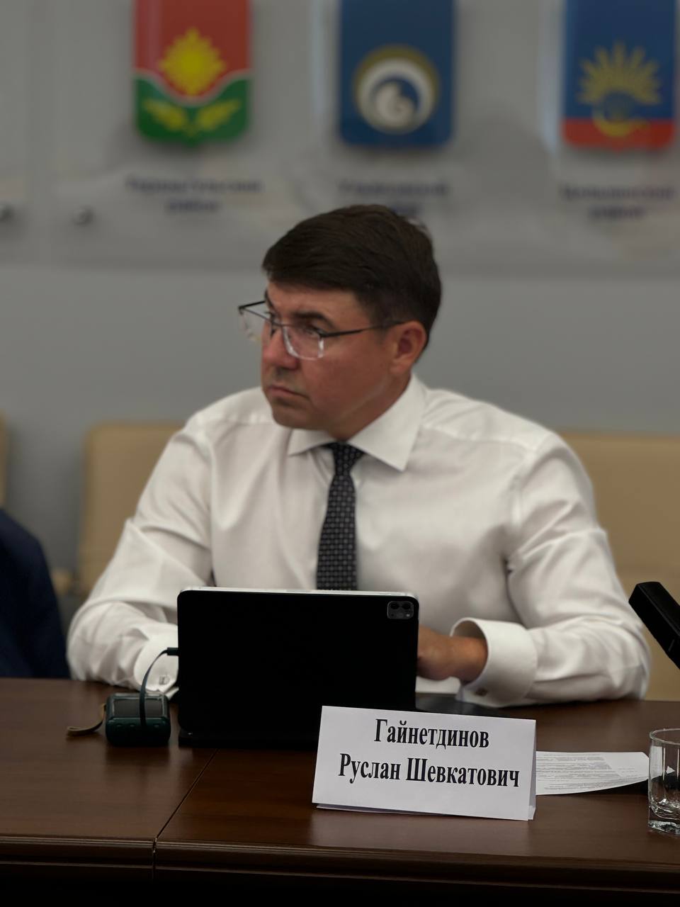 На этой неделе прошло совещание комитета регионального Законодательного Собрания по бюджету, экономической политике и развитию предпринимательства, во время которого  обсудили ход реализации и перспективы развития национальных проектов «Эффективная и конкурентная экономика» и «Международная кооперация и экспорт».   Парламентарии дали положительную оценку достигнутым результатам в области международной торговли, поддержки предпринимателей разных сфер и продвижении продукции местных товаропроизводителей.    В рамках нацпроекта «Эффективная и конкурентная экономика» реализуются проекты, направленные на поддержку малого и среднего предпринимательства и повышение производительности труда. Основная задача заключается в стимулировании роста бизнеса и переходе предприятий в более крупные категории. За первые шесть месяцев 2025 года от малого и среднего бизнеса в бюджет поступило свыше 4,2 миллиарда рублей налогов, что на 9,8% больше, чем в прошлом году. Финансовая поддержка для субъектов МСП составила 714 миллионов рублей. Сегодня в регионе для предпринимателей в региональном центре «Мой бизнес» доступны различные меры поддержки от консультационных до образовательных и финансовых.    По нацпроекту «Международная кооперация и экспорт», направленному на увеличение объемов экспорта несырьевых неэнергетических товаров в регионе, региональным экспортным центром осуществляется поддержка предприятий, ориентированных на международную торговлю. Проводятся зарубежные бизнес-миссии, оказывается содействие в участии в крупных выставках и форумах, а также помощь в выходе на зарубежные маркетплейсы. Основными партнерами Ульяновской области по итогам первого полугодия текущего года стали страны Центральной Азии и Ближнего Востока. По итогам 2024 года оборот внешней торговли со странами СНГ увеличился на 16%, превысив 230 миллионов долларов. В первом квартале текущего года более 360 компаний региона стали экспортерами в 64 страны.