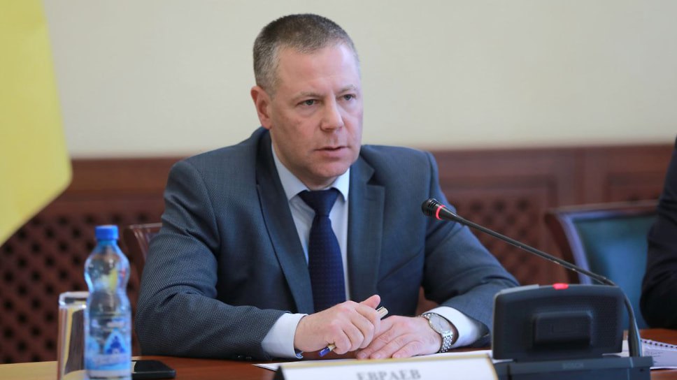 В Ярославской области сумма штрафов за нанесение надписей на здания, ненадлежащее содержание объектов и непринятие мер по устранению нарушений составила 54 млн руб. За первые полгода 2025 года полиция возбудила 64 уголовных дела о вандализме, к ответственности привлекли 14 человек.   «Более 54 млн руб. заплатят вандалы за испорченные фасады, изрисованные инженерные и транспортные объекты. Ведем с нарушителями бескомпромиссную борьбу. Принимаем самые жесткие меры, используем новые технологии, в частности, камеры видеонаблюдения с системой распознавания лиц. Виновные будут найдены и наказаны в соответствии с законом» — Михаил Евраев. Фото: Пресс-служба правительства Ярославской области  Еще больше новостей — в Telegram-канале «Ъ-Ярославль»