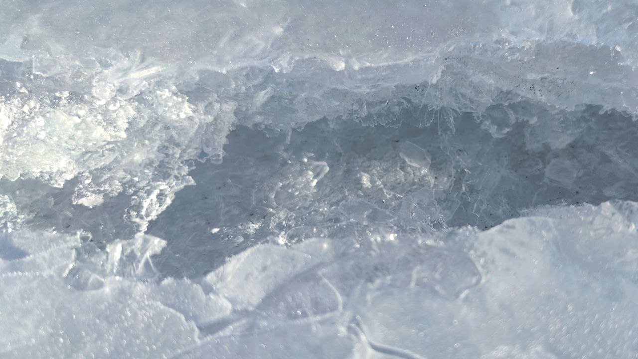 Большегруз МАЗ провалился под лед на переправе через Самарку 12 февраля на временной ледовой переправе через реку Самарку в районе бывшего Спиридоновского моста произошёл инцидент с грузовиком По словам очевидцев лёд не выдержал веса автомобиля МАЗ покрытие треснуло и машина частично ушла под воду Фотографии с места происшествия быстро распространились в сети На кадрах видно повреждённый участок переправы и застрявший транспорт Местные жители эмоционально отреагировали на случившееся По их словам из за проезда тяжёлой техники переправа оказалась разрушена Люди надеются что в будущем на этом участке появится более надёжное транспортное решение новая дорога или мост Информация о пострадавших не поступала ГТРК Самара MAX lВК lОК lСАЙТ