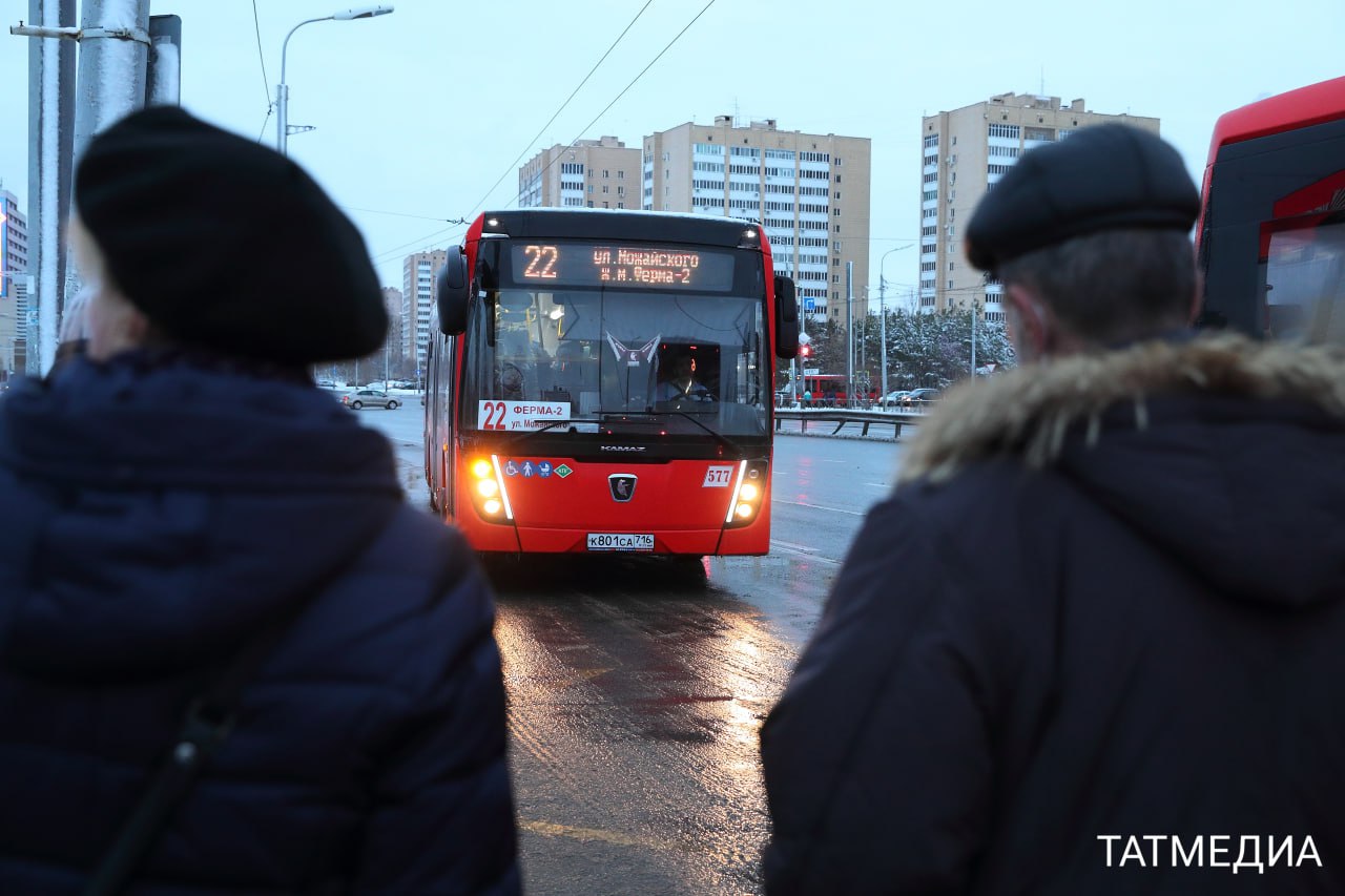 Начиная с завтрашнего дня в столице Татарстана частично изменятся маршруты движения автобусов №18 и 22  В частности, с 11 января автобус №18 будет двигаться по улицам Ленинградская, Айдарова, Челюскина и далее по маршруту с добавлением двух остановок: «Ул. Айдарова» на улице Ленинградская и «Ул. Челюскина» у дома №53 по улице Челюскина.  В свою очередь автобус №22 будет двигаться по улицам Можайского, Пархоменко, Маршрутная, а затем по Горьсковскому шоссе и далее по маршруту с добавлением остановки «Ул. Горьковское шоссе» у дома №7 по Горьковскому шоссе.  Решение принято городской комиссией по безопасности дорожного движения совместно с Госавтоинспекцией, уточнили в мэрии столицы РТ.