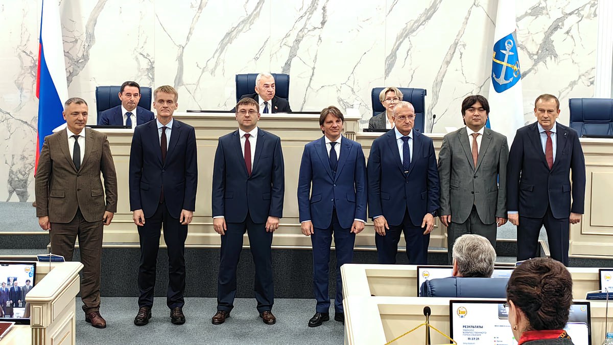 Дрозденко объявил окончательный состав правительства Ленобласти Губернатор Ленинградской области Александр Дрозденко 29 декабря сообщил о завершении формирования областного правительства В структуре возвращена должность вице губернатора и введена новая позиция по контрольно надзорной деятельности Комитет по внешним связям передан вице губернатору по безопасности а по молодежной политике по внутренней политике Ряд вице губернаторов сохранили свои посты Роман Марков ожидает назначения на пост первого вице губернатора Назначены пять новых вице губернаторов и ряд руководителей комитетов Фото Пресс служба Законодательного собрания Ленинградской области kommersant sz