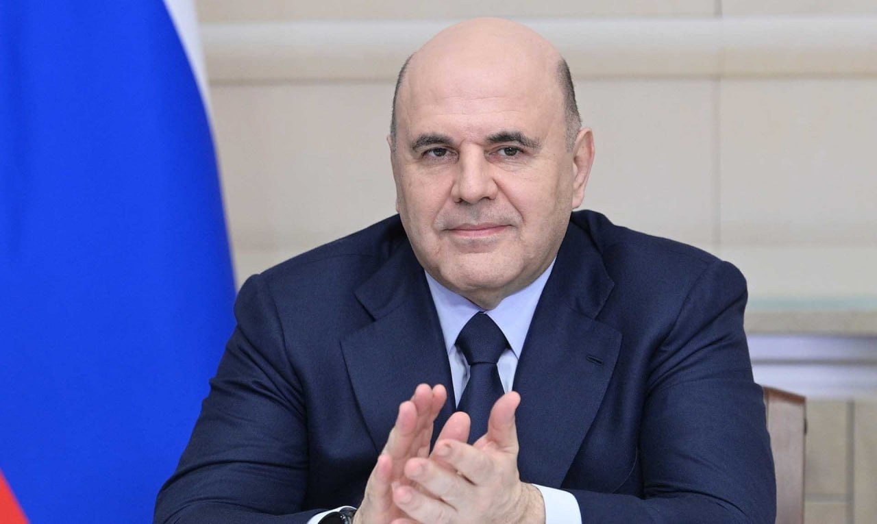 Михаил Мишустин По оценке Минэкономразвития за январь июль 2025 года ВВП России вырос на 1 1 После высоких значений которые были в 2023 и 2024 годах некоторое охлаждение было неизбежно Мы это прогнозировали Основным локомотивом роста в промышленности остается обрабатывающий сектор прирост за 7 мес составил 3 3 Лидером стало машиностроение растут также металлургический и химический комплексы Объем работ в строительной индустрии увеличился на 4 2 Решения Правительства и ЦБ позволили добиться постепенного замедления динамики инфляции Уровень безработицы в России три месяца подряд находится на историческом минимуме 2 2 smartlab news i 163376