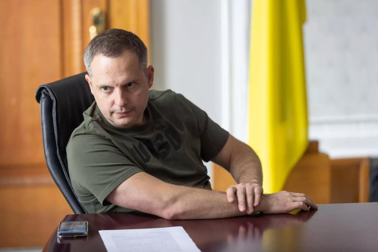 Национальное антикоррупционное бюро Украины в июле провело обыски в Германии по месту жительства Ростислава Шурмы — бывшего заместителя Андрея Ермака, пишет "Украинская правда".  Шурма, по данным газеты, был "куратором офиса Зеленского над всей экономикой Украины", его уволили в сентябре 2024-го.  "Украинская правда" пишет, что именно обыски у Шурмы стали последней каплей для Зеленского, решившего ограничить деятельность антикоррупционных органов  но в итоге после протестов и критики из-за рубежа отказавшегося от этой идеи .