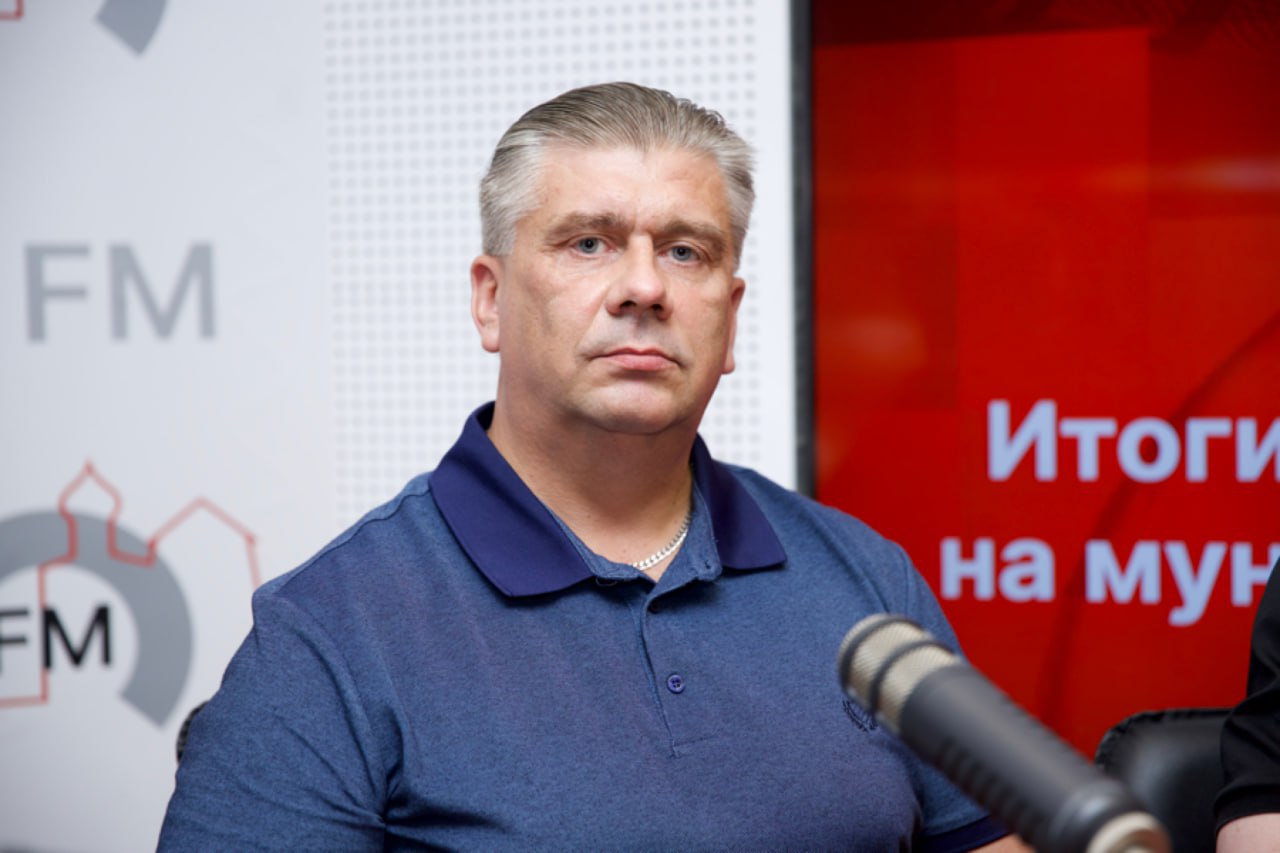 Игорь Иванов, член Совета регионального отделения партии «Справедливая Россия — Патриоты — За правду!»: «Наша партия не столкнулась с проблемами по поиску кандидатов. Каждый год мы прирастаем новыми кадрами, а также в связи с окончанием муниципальной реформы – статус волосного депутата прекращает свои полномочия. Поэтому у нас были действующие депутаты, даже пришлось некоторый отбор делать. Сейчас идет проверка документов, мы закрыли все округа и списки. Я хочу выразить благодарность избирательной комиссии Гдовского и Псковского районов, там работают настоящие профессионалы. Респект вам, девушки». «Наша партия во всех районах идет с девизом «Команда Олега Брячака». Не вижу тут ничего плохого. Нужны ли какие-то мертвые люди, как флаги? Как у ЛДПР или коммунистов? У нас вот живой, здоровый, бодрый. В каждом округе у нас будет своя фишечка. Сейчас наши кандидаты работают в Псковском районе и не только собирают наказы избирателей, но и проводят опрос, хотят ли люди присоединить район к городу».  #СказаноНаПЛНFM