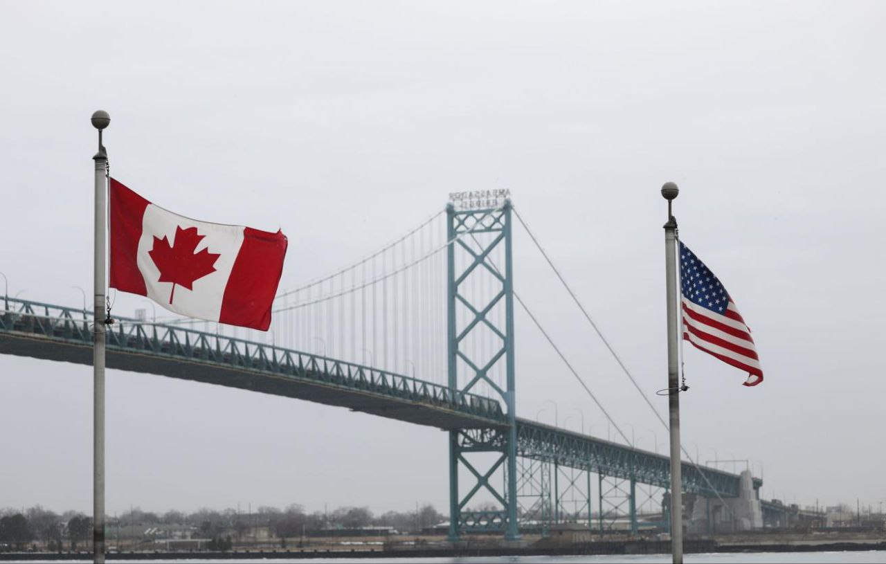 Трамп потребовал половину прав собственности на мост между США и Канадой иначе он не допустит открытия сооружения Речь идёт о мосте имени великого хоккеиста Горди Хоу расположенном между Виндзором в Онтарио и Детройтом в Мичигане Проект одобренный ещё при Бараке Обаме сейчас находится на завершающем этапе строительства Я не позволю этого пока Соединённые Штаты не получат полную компенсацию за всё что мы им дали Мы начнём переговоры немедленно Учитывая всё что мы им дали мы должны владеть по крайней мере половиной этого актива написал Трамп в своей соцсети Truth Social Трамп раскритиковал действия предыдущей администрации которая разрешила использовать при строительстве канадские материалы вместо американских Подписаться на PRO transport