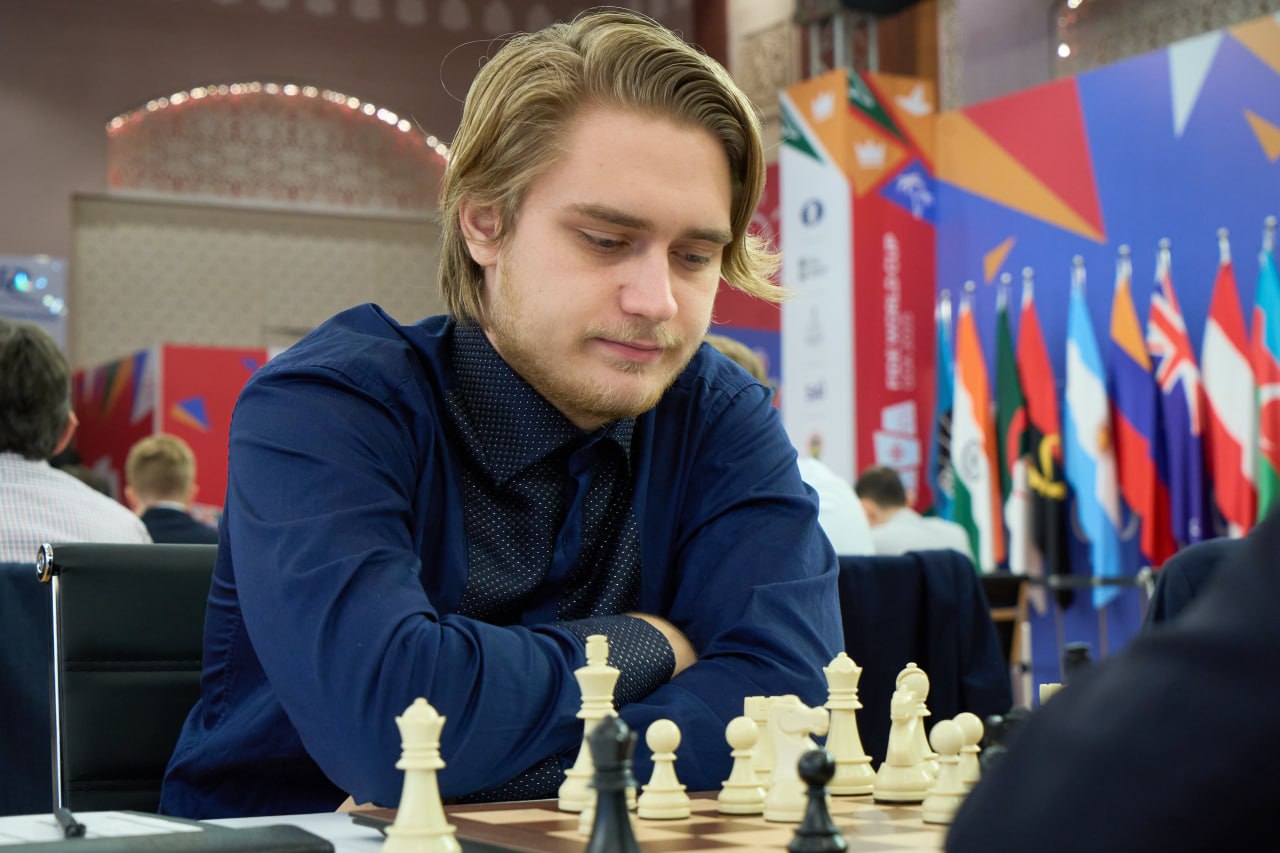 Алексей Гребнев в 1 16 финала Кубка мира Он победил Стаматиса Куркулоса Ардитиса в матче третьего раунда со счётом 1 5 0 5 Следующий соперник Алексея определится на тай брейке между Владиславом Артемьевым и Максимом Вашье Лагравом который пройдёт завтра Ph FIDE chessgames