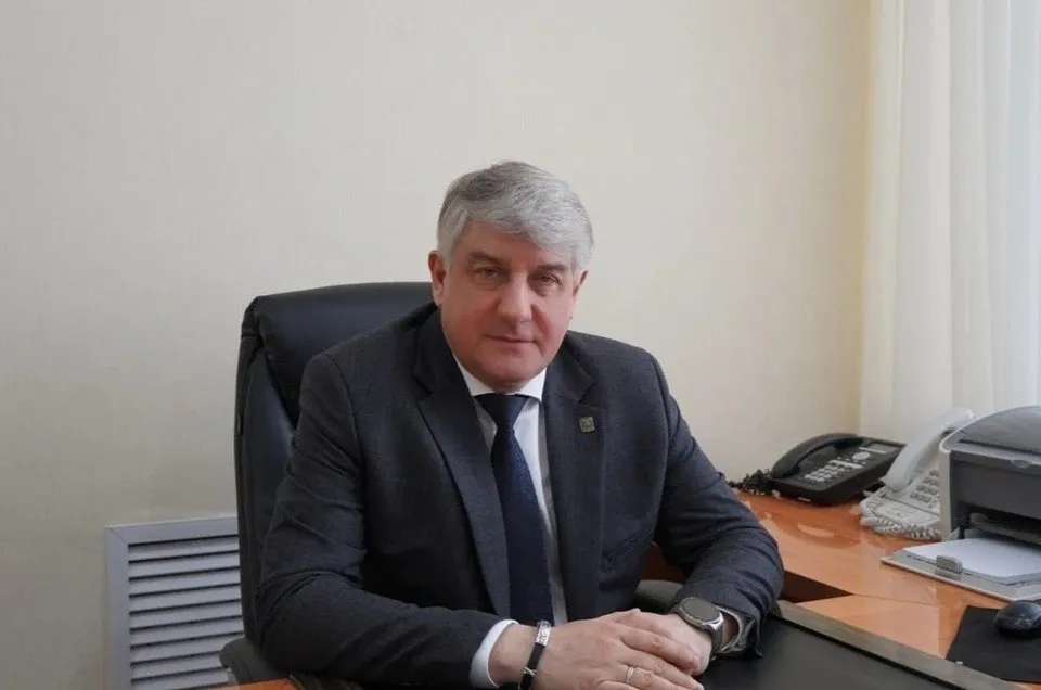 Мэр неделька Врио мэра Нововоронежа задержали через семь дней после назначения Юрий Черенков занял эту должность 1 апреля а 8 апреля стало известно о его задержании В рабочем кабинете и дома у чиновника прошли обыски Правда преступление инкриминируемое новому мэру было совершено намного раньше еще в бытность его первым заместителем главы Павловского района Его обвиняют в получении 160 тыс рублей взятки от предпринимателя Это конечно не уровень вице губернаторов но все же Хорошо хоть на новом месте не успел Подписаться на truekpru Читать нас в MAX