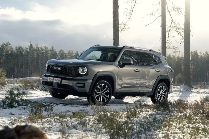 В России начались продажи Haval H7 с новым мощным двигателем Модернизированный кроссовер представленный в конце января предложен в двух комплектациях за 3 999 000 и 4 199 000 рублей В движение его приводит 231 сильный двухлитровый мотор вместо прежнего 192 сильного привод по умолчанию полный Журнал Авто ру online