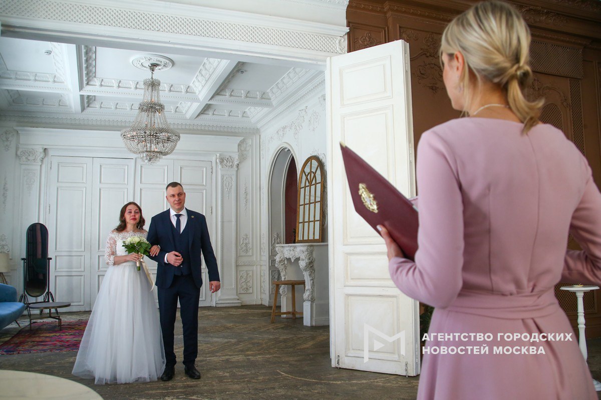 Спрос на свадебные кредиты в Москве вырос в январе – марте на 30–35%, рассказал Агентству «Москва» декан факультета международных финансов ВАВТ Олег Абелев. Спрос на свадебные кредиты в этом году действительно вырос как в целом по стране, так и в Москве, хотя официальная статистика от ЦБ еще не опубликована из-за задержек. Однако ключевые тренды можно проследить по данным I квартала 2025 года. В России рост составил около 20%, а в столице – 30–35%. Это объясняется более высокими доходами москвичей и повышенной стоимостью свадебных мероприятий в регионе. Средние суммы свадебных кредитов в 2024 году составляли 400–500 тыс. руб. по России и 700 тыс. – 1,2 млн руб. в Москве. В 2025 году эти показатели выросли до 500–600 тыс. и 800 тыс. – 1,5 млн рублей соответственно. Прирост по стране оценивается в 15–20%, а в столице – в 20–25%. Эксперт выделил три основные причины такой динамики: инфляция, повышенный спрос и ожидание снижения ключевой ставки ЦБ. Социальный фактор также играет роль: многие пары стремятся провести полноценную свадьбу вместо скромного праздника на дому. Рост спроса, вероятно, продолжится: основной свадебный сезон – лето и осень – еще впереди. «Москва»