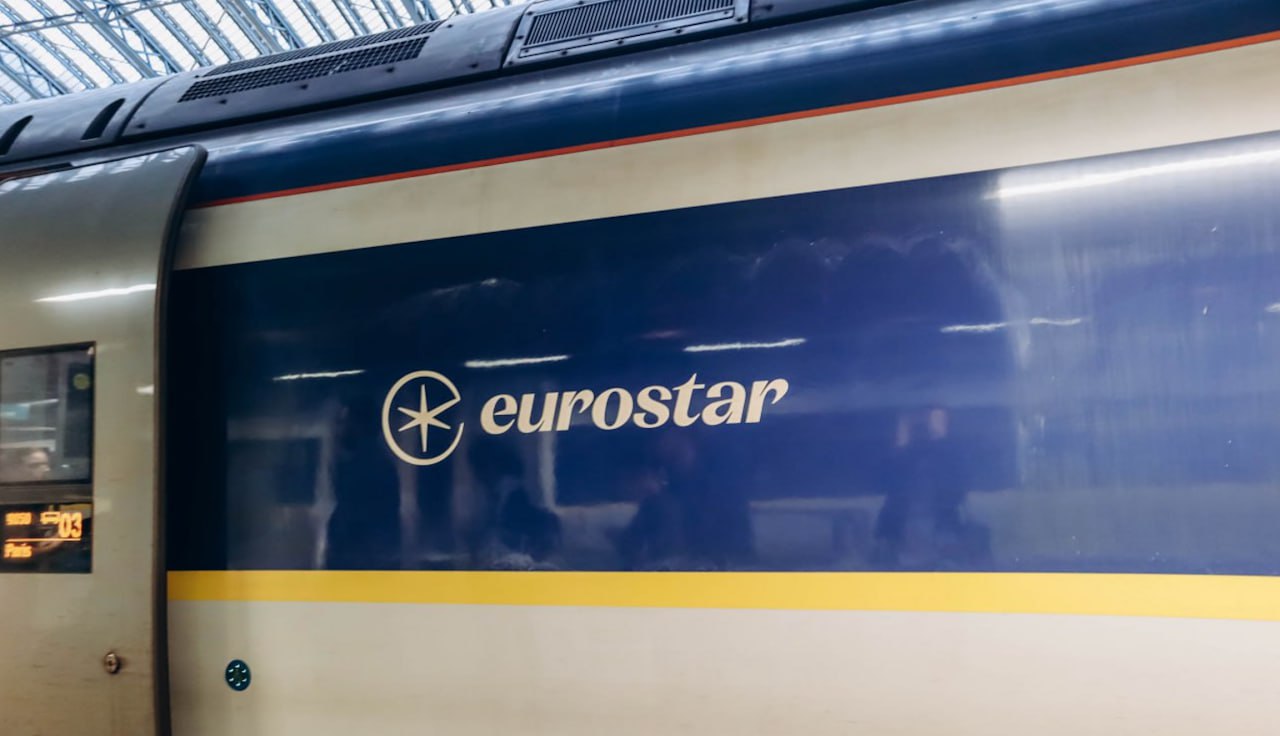 Eurostar теряет монополию Virgin Trains пустят через Ла Манш Управление железных и автомобильных дорог Великобритании ORR разрешило компании Virgin Trains пользоваться депо Темпл Миллс в Восточном Лондоне Это решение снимает главное препятствие для выхода оператора на маршрут Лондон Париж а также в Брюссель и Амстердам Компания планирует инвестировать 700 млн фунтов и создать около 400 рабочих мест запустив первые рейсы в 2030 году Для этого Virgin принадлежащая известному британскому бизнесмену Ричарду Брэнсону закупит 12 поездов Avelia у производителя Alstom Ранее представители Eurostar высказывали возражения по поводу совместного использования депо компания уже объявила о планах расширить парк поездов для маршрутов до Парижа и других городов Министр железнодорожного транспорта Питер Хенди приветствовал решение ORR подчеркнув что конкуренция на международных маршрутах побуждает операторов снижать цены и улучшать сервис